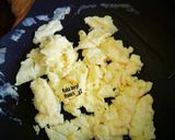 Foto langkah ke 1 dari resep Sausage BBQ with scrambled eggs.