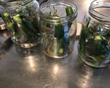 Une image de l'étape 8 de Conserves de piments verts aux tomates, ail et herbes aromatiques.