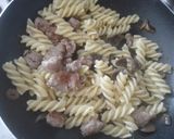 Foto del passaggio 3 della ricetta Pasta salsiccia e funghi