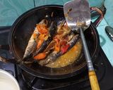 Foto langkah ke 3 dari resep Tumis pindang pedas.