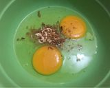 Foto langkah ke 2 dari resep Omelet Mie Telur Kornet.