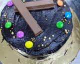 A picture of step 4 of Chocolate kitkat cake.