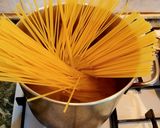 Foto del passaggio 4 della ricetta Spaghetti allo Zafferano e Crema di Ceci con Speck Croccante