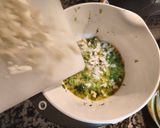 Foto del paso 10 de la receta Tortilla de brócoli con sobre mesa de tomate