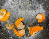 A picture of step 2 of Sautéed scallops with roe sauce.