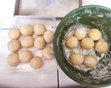 Foto langkah ke 3 dari resep Donat Maizena Topping Glazing Simple.