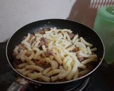 Hình bước làm 4 của món Nui xào bò bằm & trứng ốp la