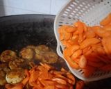 Foto langkah ke 4 dari resep Semur Wortel Telur Ceplok.
