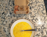 Foto del paso 2 de la receta: Tortilla exprés de patata y calabacín jugosa