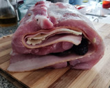 Foto del paso 4 de la receta: Lomo relleno de ciruelas, piñones, bacon, jamón York y queso