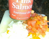 Foto del paso 1 de la receta: Pan tostado con ensalada de salmón rosado y vegetales