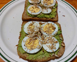 Foto del paso 2 de la receta: Avocado toast con huevo duro