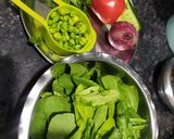 A picture of step 1 of Hara choliya palak salad.