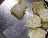 Foto langkah ke 8 dari resep Sawi Gulung Isi Ayam.