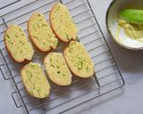 Foto langkah ke 2 dari resep Butter Garlic Bread.