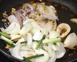 รูปขั้นตอนการทำที่ 3 ของ ปลาหมึกผัดพริกเผาไข่เค็ม