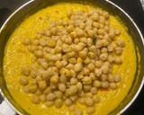 Foto del paso 5 de la receta: Garbanzos en salsa de curry y mango con arroz basmati 🍚🥭