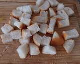 Foto del paso 6 de la receta: Fritada de butifarra y alcachofas con picatostes al ajillo y pimentón