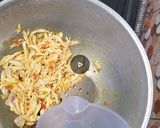 Foto langkah ke 4 dari resep Ayam Suwir Bumbu Kuning Iris dan Bubuk.