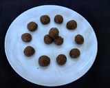 A picture of step 8 of Sprouted Ragi flour laddu.