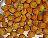 A picture of step 2 of Urad dal pakoda curry.