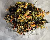 Foto langkah ke 5 dari resep Oseng Daun Pepaya Udang Rebon Pedas.