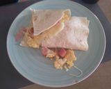 Foto del paso 5 de la receta: Wrap de revuelto con salchichas, queso y jamón de york
