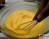 Foto langkah ke 5 dari resep Bolu Karamel atau Bolu Sarang Semut.