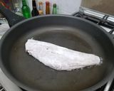 Foto langkah ke 3 dari resep Chinese pan-fried fish with soy sauce.