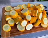 Une image de l'étape 2 de Courgettes jaunes marinées grillées à la plancha.