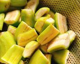 Hình bước làm 1 của món Chuối xanh om tảo xoắn