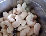 इंस्टेंट काजू पेड़े (instant kaju pede recipe in Hindi) रेसिपी चरण 1 फोटो