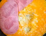 Foto del paso 2 de la receta: Tortilla francesa rellena de queso y jamón 🧀