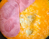 Foto del paso 2 de la receta: Tortilla francesa rellena de queso y jamón 🧀