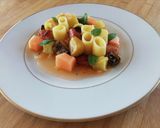 Foto del passaggio 4 della ricetta Mezzi rigatoni con melone, verdure e pancetta croccante 🌷