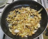Japán ihletésű Teriyaki 🍗 csirkecomb 🍄 gombával és 🧅 vöröshagymával recept fázis 4 fotója