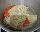 Foto langkah ke 2 dari resep Mie goreng instan spesial.