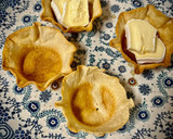 Foto del paso 3 de la receta: Tartaleta casera de brie con tomate confitado y anchoa