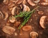 Foto del paso 3 de la receta: Bondiola de cerdo en bifes con salsa de champignones y vino tinto