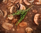 Foto del paso 3 de la receta: Bondiola de cerdo en bifes con salsa de champignones y vino tinto