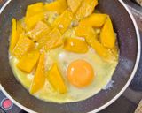 รูปขั้นตอนการทำที่ 1 ของ ฟักทองผัดไข่ใบโหระพา