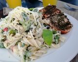 Foto del paso 6 de la receta: Salmón a las finas hierbas y ensalada tornillos