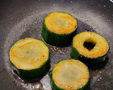 Foto del paso 5 de la receta: Rollitos de calabacín rellenos