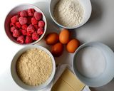 Une image de l'étape 1 de Gâteau magique framboises chocolat blanc.