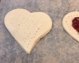 Foto del paso 7 de la receta: Corazones de hojaldre rellenos de mermelada de fresa, sin gluten, sin lactosa