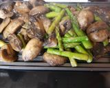 A picture of step 2 of My Ginger & Garlic Mushrooms with Asparagus.