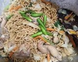 Foto langkah ke 7 dari resep Mie Goreng Kulit Ayam.