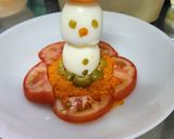 Foto del paso 5 de la receta: Hombrecillo de nieve en colchón de ensalada