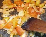 Foto langkah ke 3 dari resep Scramble eggs on toast with sausage, potatoes and beans.