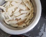 A picture of step 1 of Methi aloo bhaji.